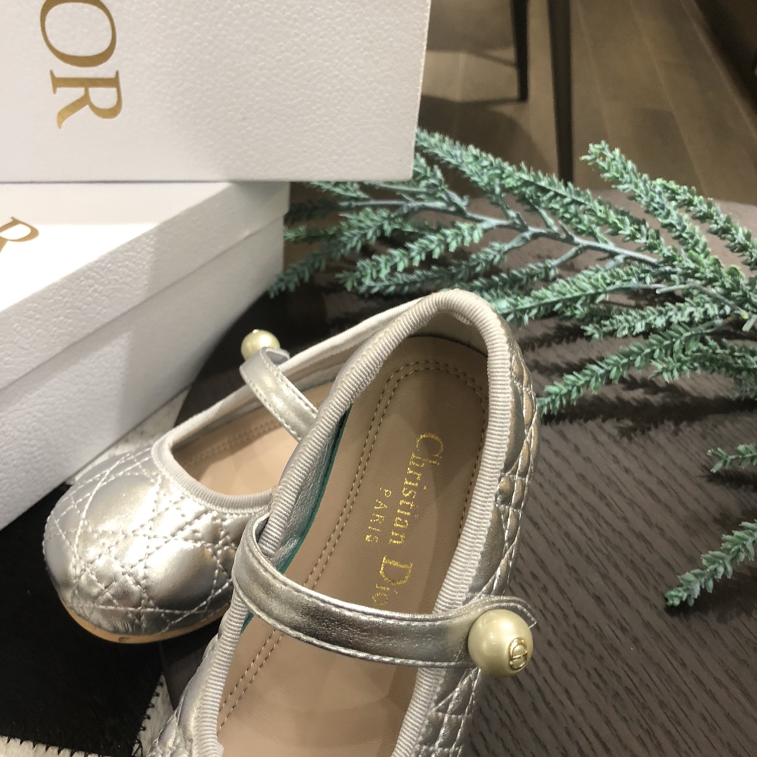 Children's shoes child